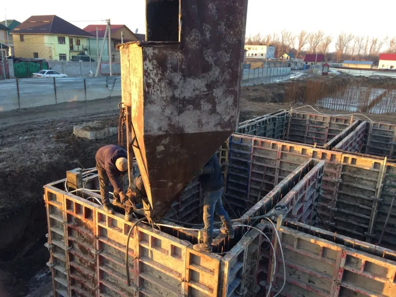 Заливка бетона в опалубку колонн